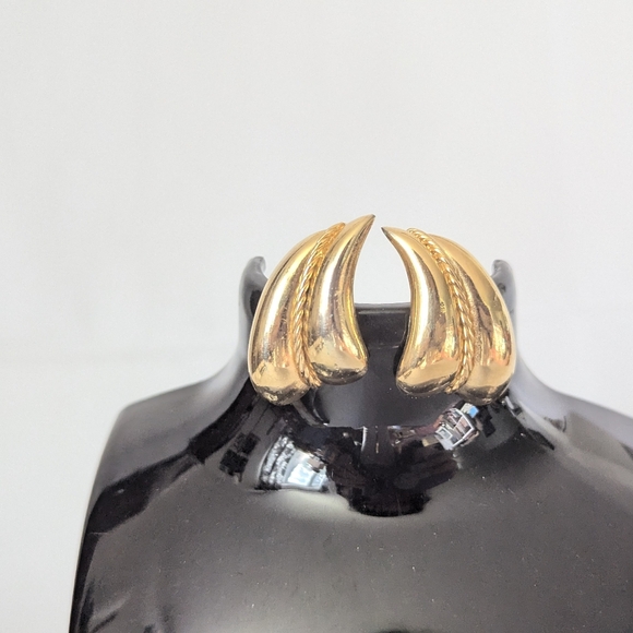 Vintage Beautiful Trifari clip on gold toned earrings | large and chunky - Picture 2 of 6